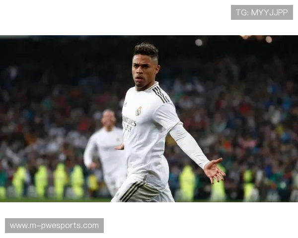 卡洛斯惊天落叶球震撼世界 1997皇马对曼联见证物理奇迹