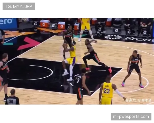 特写：天空队后卫在扭伤脚踝后，经短暂处理重返赛场命中关键球